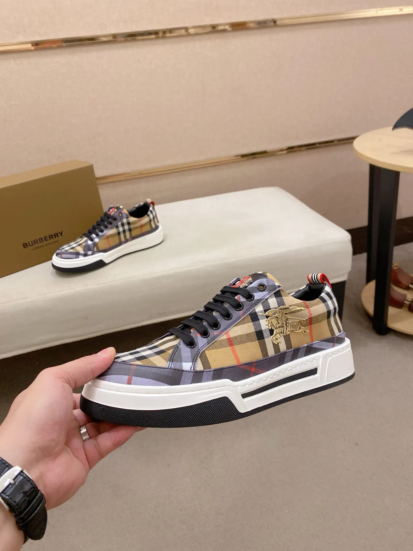 Men's shoes 💰: 420💰🇮🇹🇮🇹BURBERRY's top purchasing agents are available simultaneously at the counter. 🔍🔍On sale at the same time. Positive code number: 38-44 Italian imported first-layer cowhide with fabric. Fully imported sheepskin lining, sole: the original sole is specially provided by the original factory, the exclusive movable molded sole is super comfortable, the original factory follows the order, 🔍🔍high quality, you can go in and out of the counter at will, welcome to compare. Can be customized. 45 non-refundable